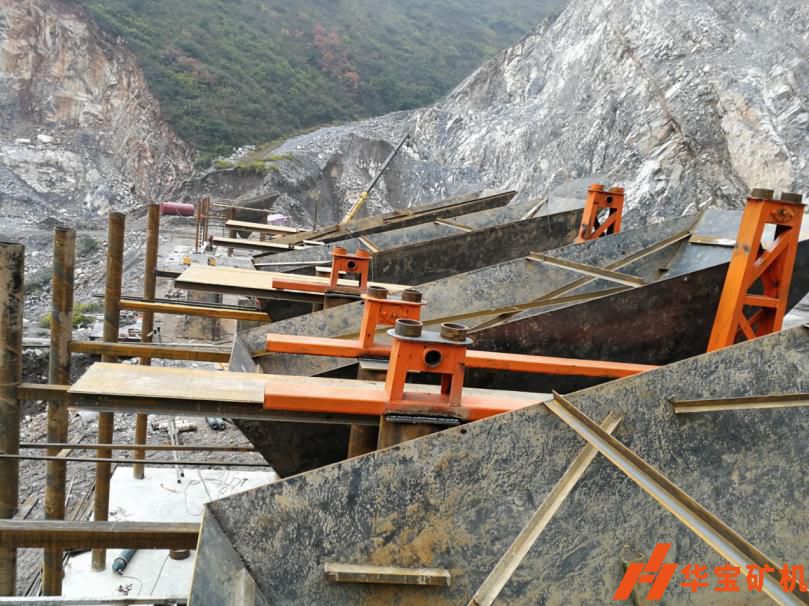 陜西寶雞市順通達(dá)礦業(yè)時(shí)產(chǎn)1000噸振動(dòng)篩