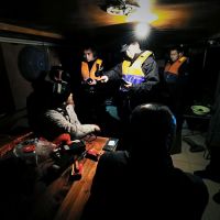 改造運(yùn)輸船,盯梢民警 長江非法采砂上演“貓鼠游戲”