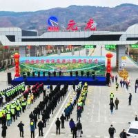 國內全部采用道硅水泥、機制砂配制滑模攤鋪混凝土路面高速公路建成通車